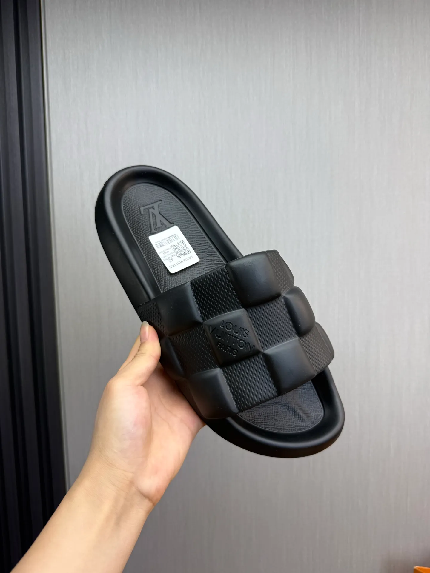 Men's shoes 💰260💰 ▪️LV's popular Little Red Book popular slippers hot sale: 1 shipment✅ Super textured and comfortable slippers, original TPU outsole. Authentic counter box drawer box packaging 🎁Size 38-45